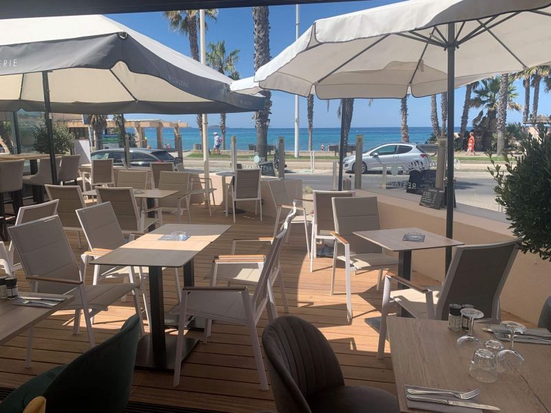 Coin terrasse avec chaises collection Ter à Six Fours