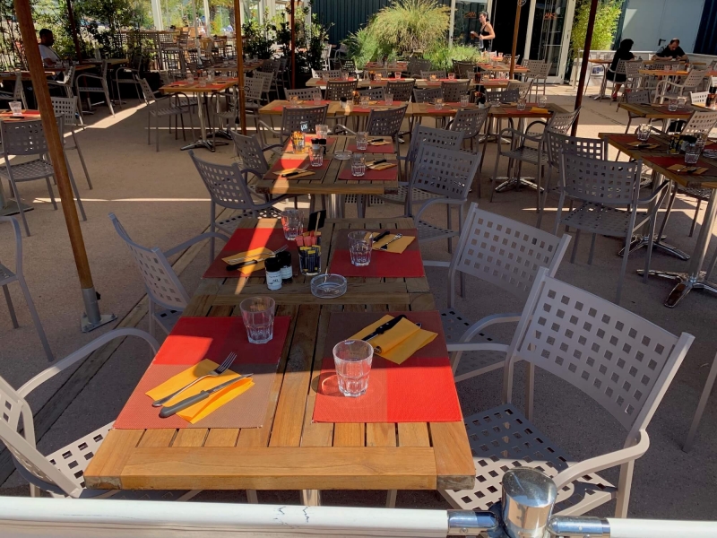 Terrasse de restaurant à biot avec chaises en acier par Vermobil