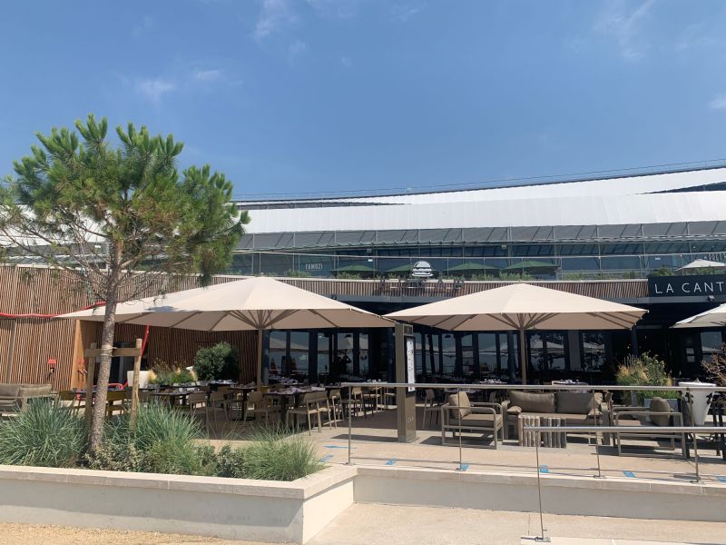 Parasols Big Ben par Caravita restaurant à Cap3000 Saint-Laurent-du-Var