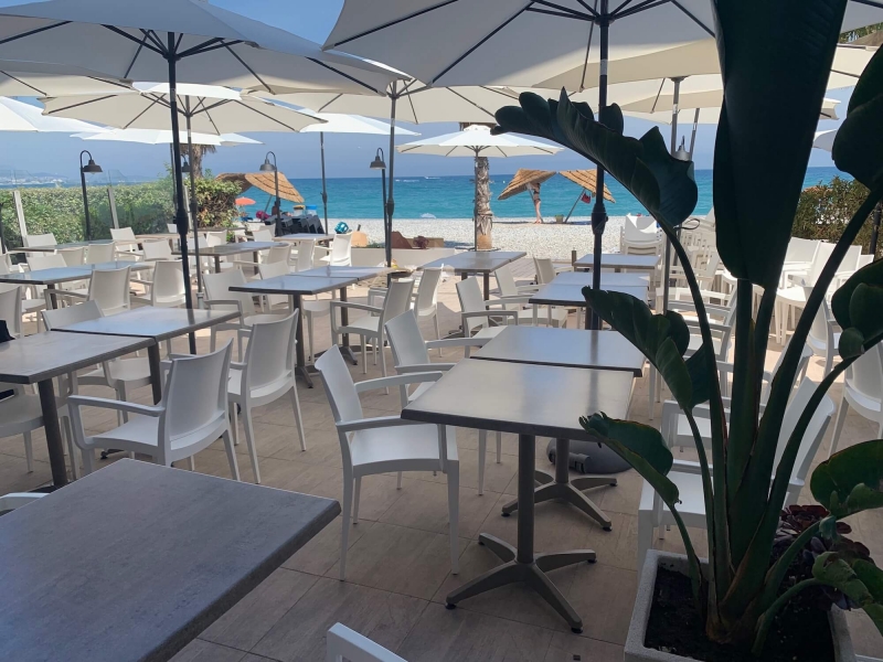 Ensemble de repas pour terrasse de restaurant à Villeneuve-Loubet
