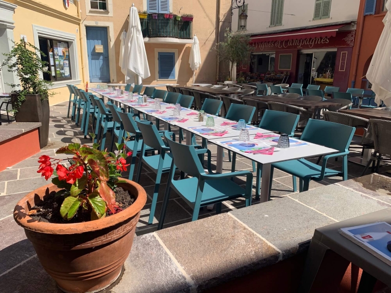 Tables et chaises de repas pour terrasse de restaurant à Villeneuve-Loubet village