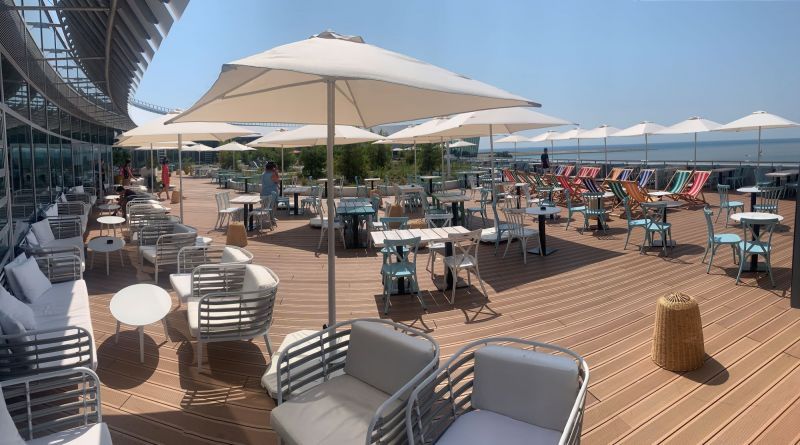 Parasols Eolo en aluminium terrasse du restaurant IT Villagio à Saint-Laurent-du-Var