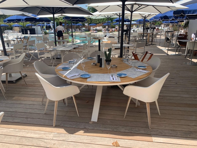Grande tables ronde de repas en aluminium et teck collection Castor à Mandelieu