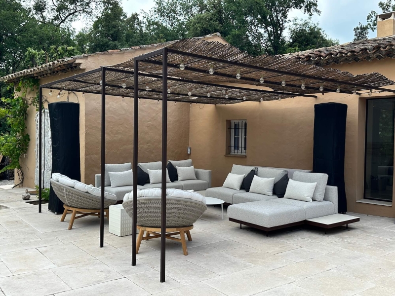 Fauteuils de jardin en teck confortables de la collection sandua par Manutti