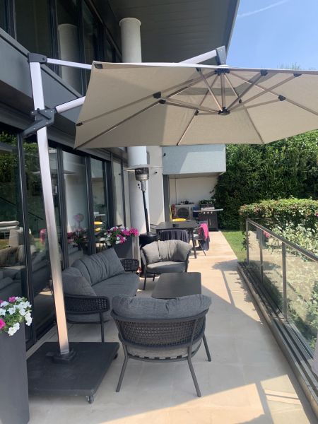 Ensemble de coin détente et coin repas à Nice