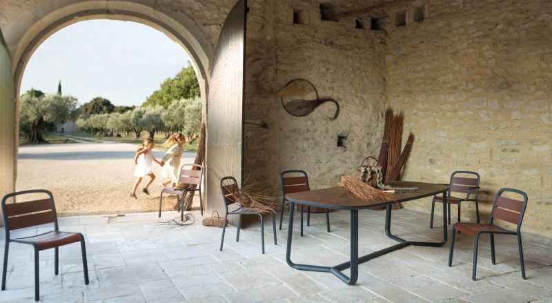 Table de jardin avec plateau en teck Marumi par Ego Paris à Marseille à Aix