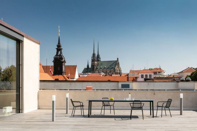 Ensemble de repas avec table en aluminium et céramique collection Satrling par Todus à Paris en Ile-de-France