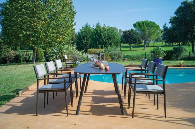 Table de repas avec plateau à bouts ronds en aluminium thermo laqué de la collection Morris à Paris