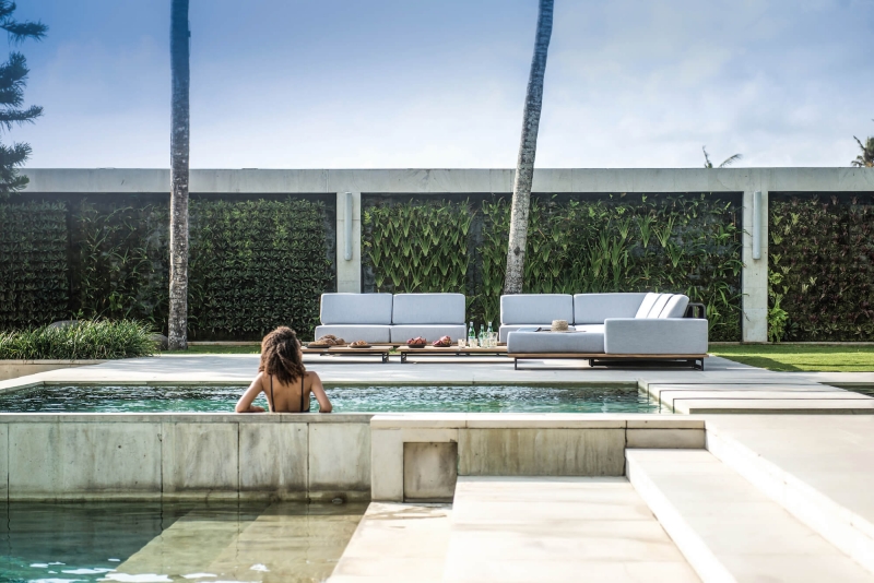 Salon d'extérieur modulable en aluminium et teck de la collection Ona par Skyline à Nice