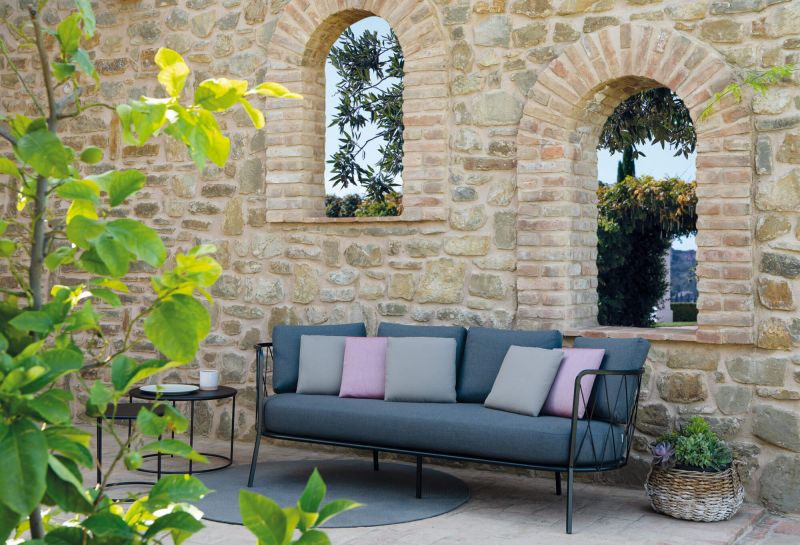 Canapé d'extérieur 2 places avec ses couleurs sobres collection Daisy par Vermobil à Nice