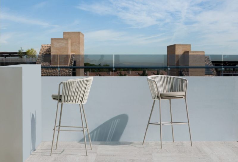 Tabouret du bar en cordes synthétiques avec accoudoirs collection Daisy Rope par Vermobil à Nice