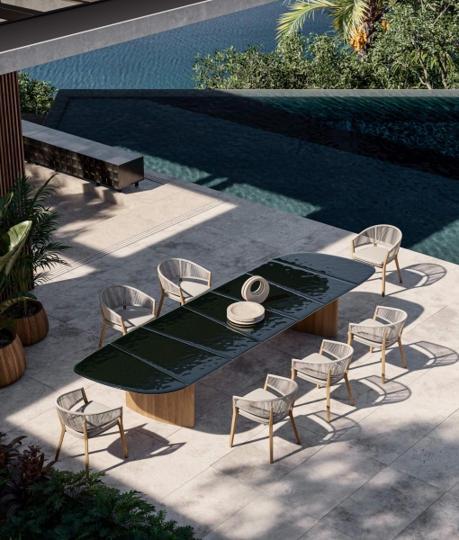 Table d'extérieure en verre fusionné, piètement en bois accompagné de fauteuils de repas carrossé à Cannes 