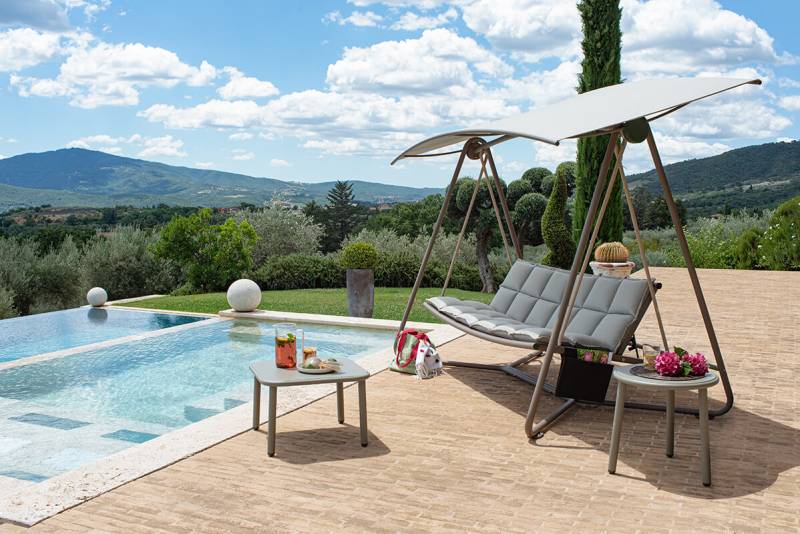 Canapé à bascule avec ombrelles, élégant et atypique, collection Reel par EMU à Saint-Tropez
