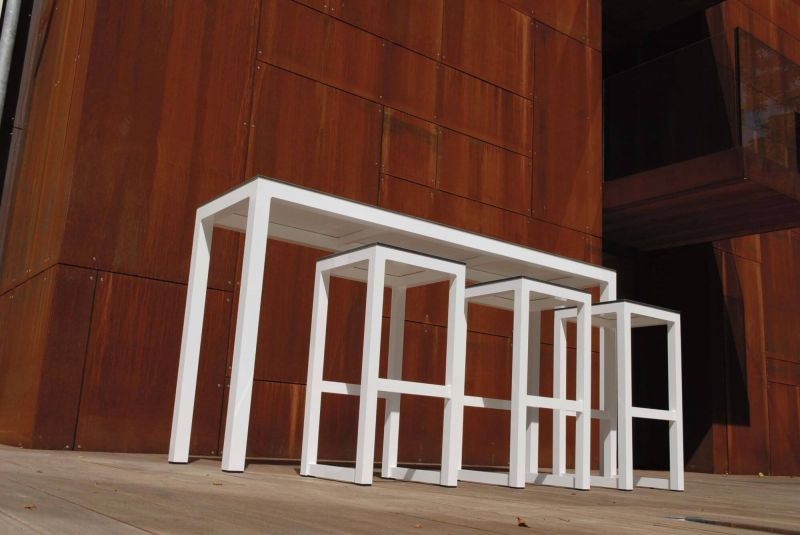 Table de bar en aluminium thermolaqué avec plateau en HPL et tabourets collection Leuven par Todus à Lyon