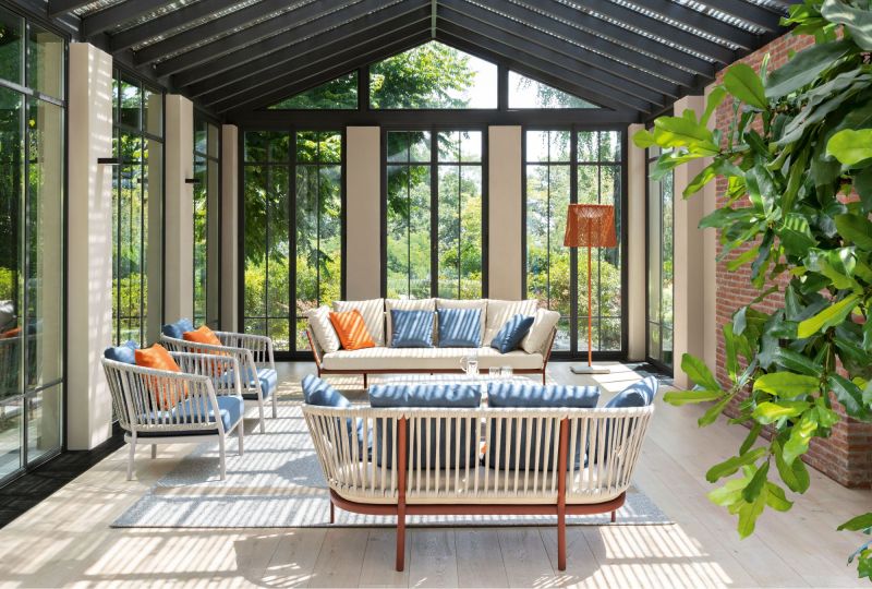 sofa de la collection Ria de loin en aluminium par FAST à Genève