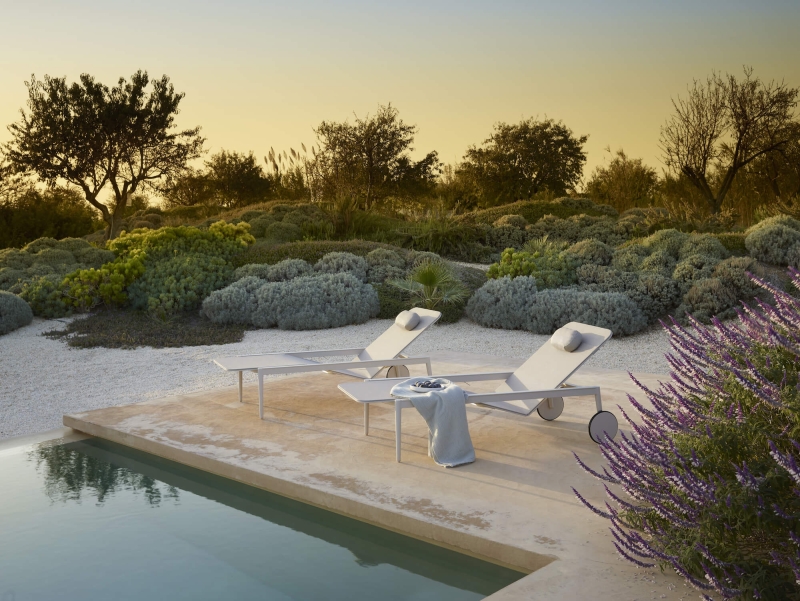 Bain de soleil avec dossier et assise réglable collection Styletto par Royal Botania à Cannes