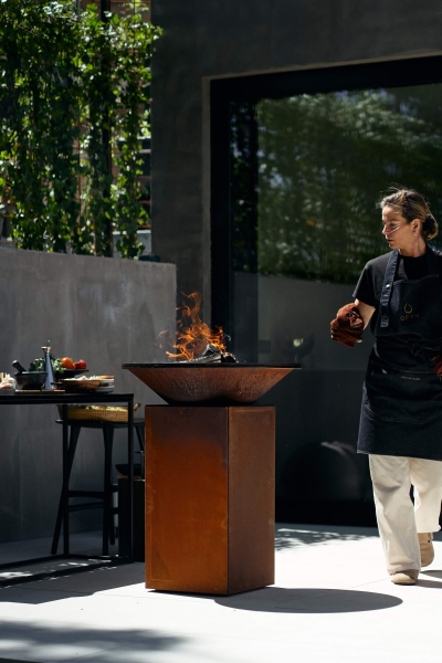 Braséro outdoor en acier avec plaque de cuisson intégrée, modèle Classi+ par OFYR à Nice 