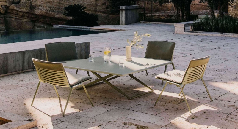 Ensemble fauteuil lounge et table modulable basse collection zebra par fast à Nice