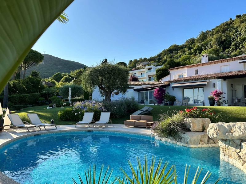Aménagement coin piscine d'une villa avec transats de la collection Marumi à Vence