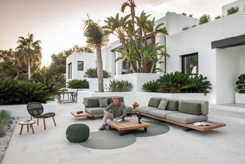 Salon de jardin design en teck et aluminium thermolaqué collection Truro par Jati&Kebon à Genève