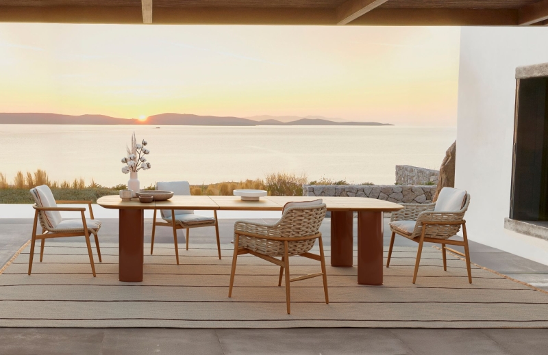 Table de repas au design épuré et esprit rétro, collection Tilos par Kettal à Cannes