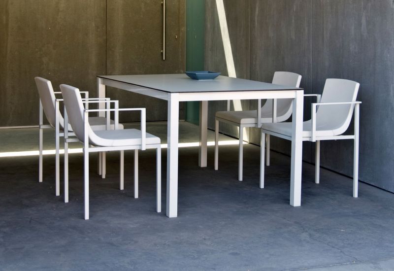Table de repas en aluminium thermo laqué et plateau HPL collection Una à Paris en Ile de France