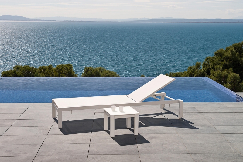 Bain de soleil en aluminium reglable avec roulettes à Cannes