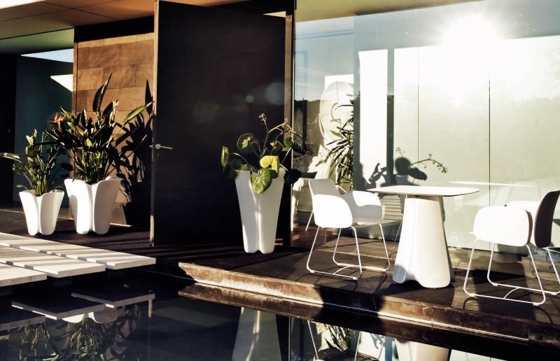 Ensemble de repas de la collection Pezzettina par Vondom à Antibes