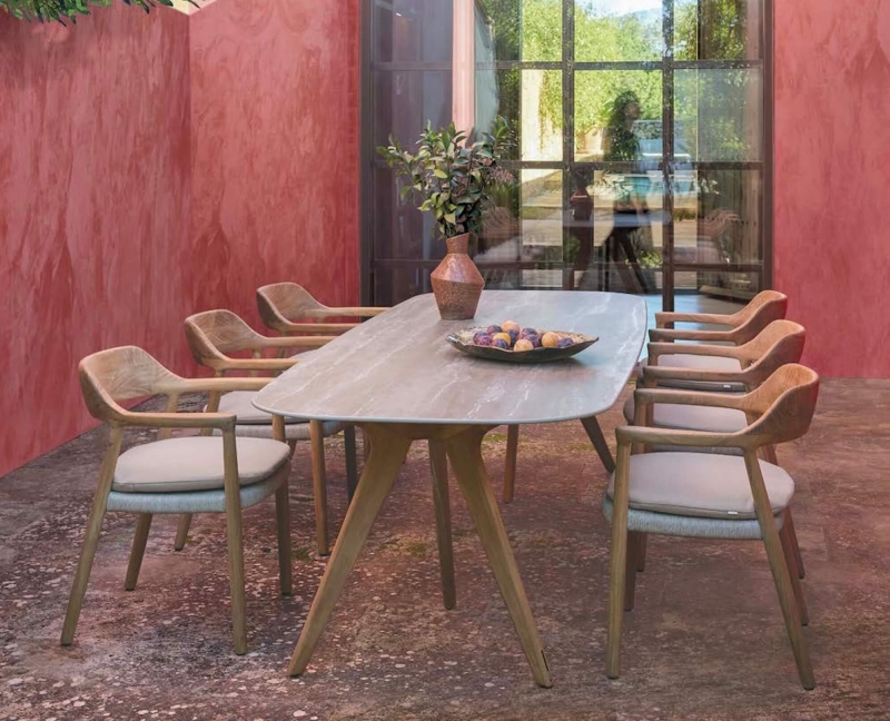 Chaise de repas avec accoudoir en bois teck et coussin très confortable de la collection Yiko par Manutti à Antibes  