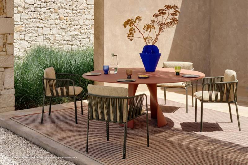 Mise en situation des fauteuils empilable collection Nari à Menton