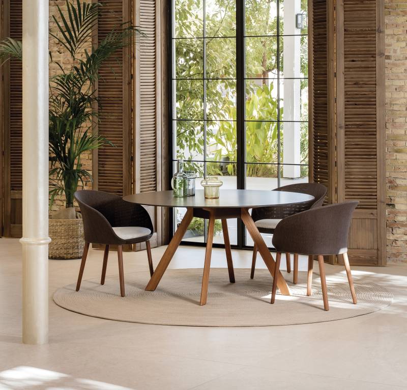 Table ronde de repas design, avec pieds croisés, collection Atrivm par Expormim à Saint-Tropez  