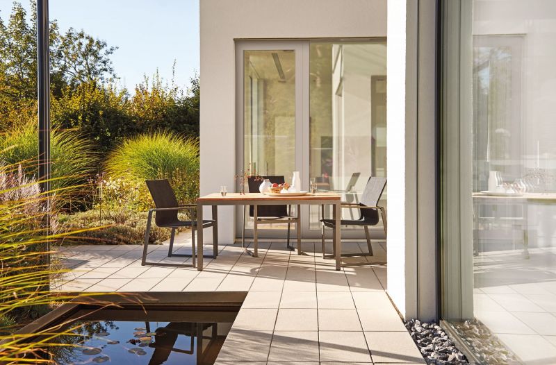 Table d'extérieur en aluminium et plateau en teck à Cannes