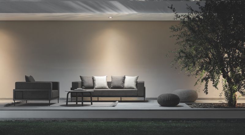 Canapé de jardin accompagné du fauteuil Cleo Alu par Talenti à Paris en Ile de France