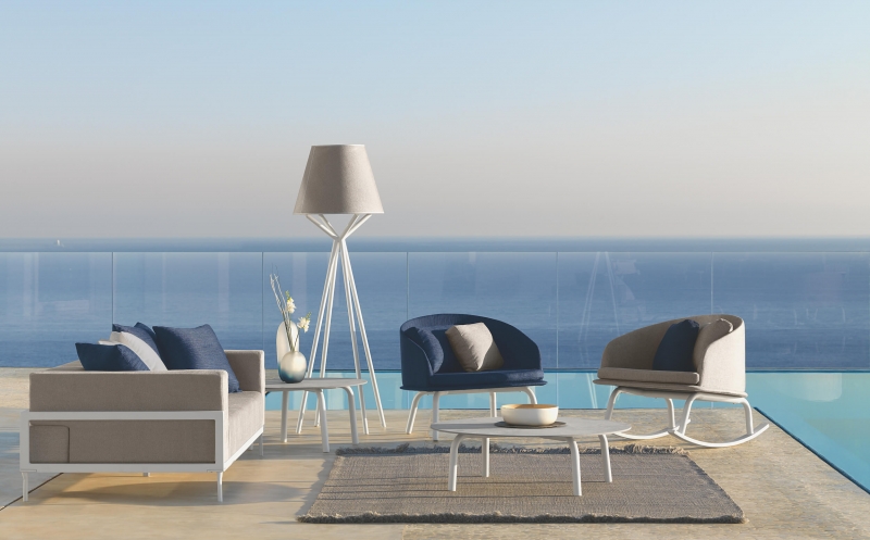 Rocking chair pour extérieur en tissus avec dossier rond par Talenti à Cannes