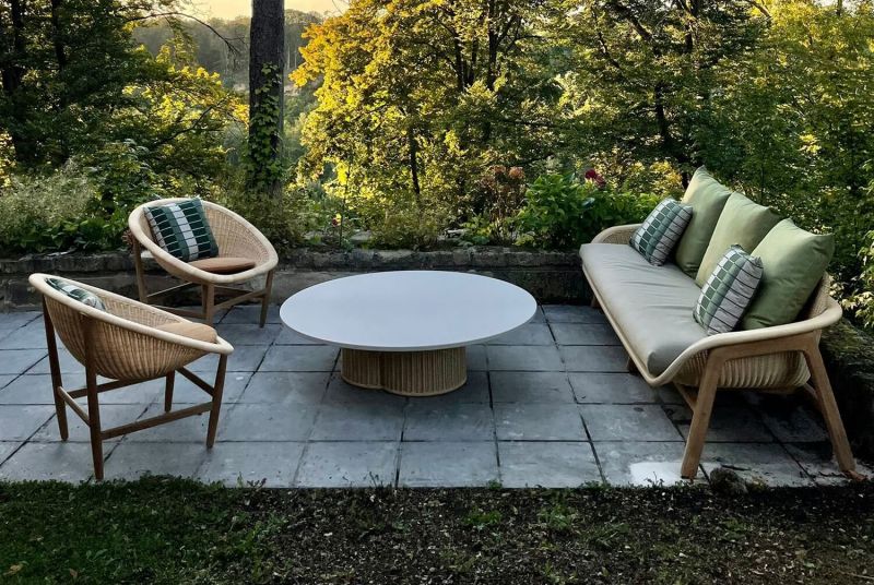 Salon extérieur en teck et en fibre synthétique à Nice