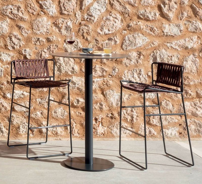 Tabouret avec dossier tressé et incliné de la collection Out line par Expormim à Villefranche