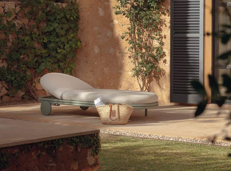 Bain de soleil en structure en aluminium de la collection Cask par Expormim à Nice 