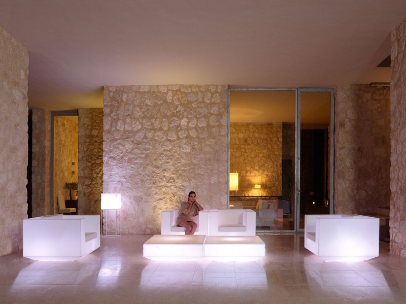 Ensemble salon de jardin blanc lumineux de la collectionn Vela par Vondom à Nice