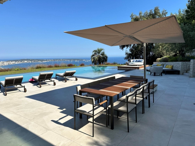 Aménagement extérieur d'une terrasse située sur le cap d'Antibes
