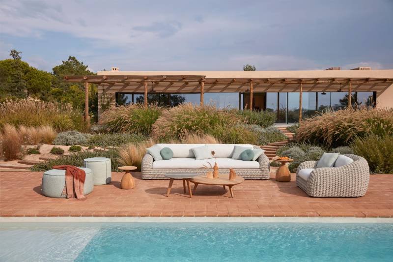 Grand canapé d’extérieur 3 places, confortable, avec revêtement tressé à la main, collection Kobo par MANUTTI à Cannes