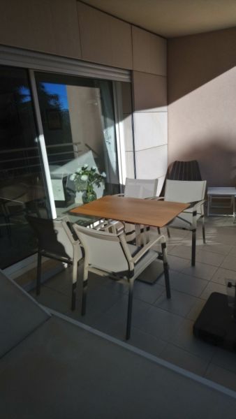 Chaises Gallis et table réalisée sur-mesure pour une terrasse à Cannes