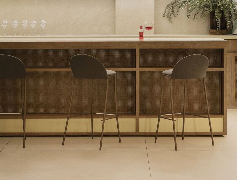 Barstools avec dossier incurvé de la collection PETALE par Expormim à Rennes