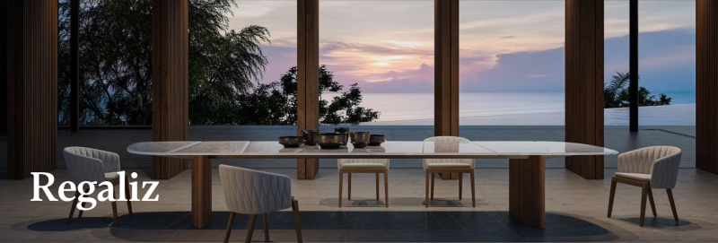 Grande table extérieure design collection Regaliz avec plateau texturé et piètement massif en teck par Royal Botania