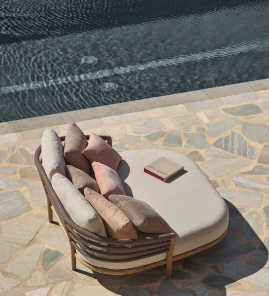 Daybed outdoor avec accoudoir habillé de textile structure en teck, à Nice 