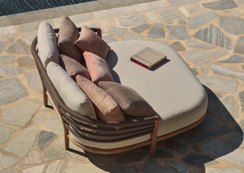 Daybed outdoor avec accoudoir habillé de textile structure en teck, à Nice 