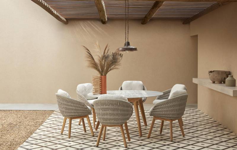Fauteuil de repas en teck et cordes naturelles, très confortable, collection Sandua par MANUTTI à Cannes 