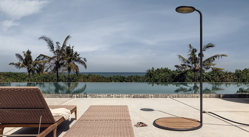 Douche d’extérieur Garden Shower en aluminium et teck à Cannes