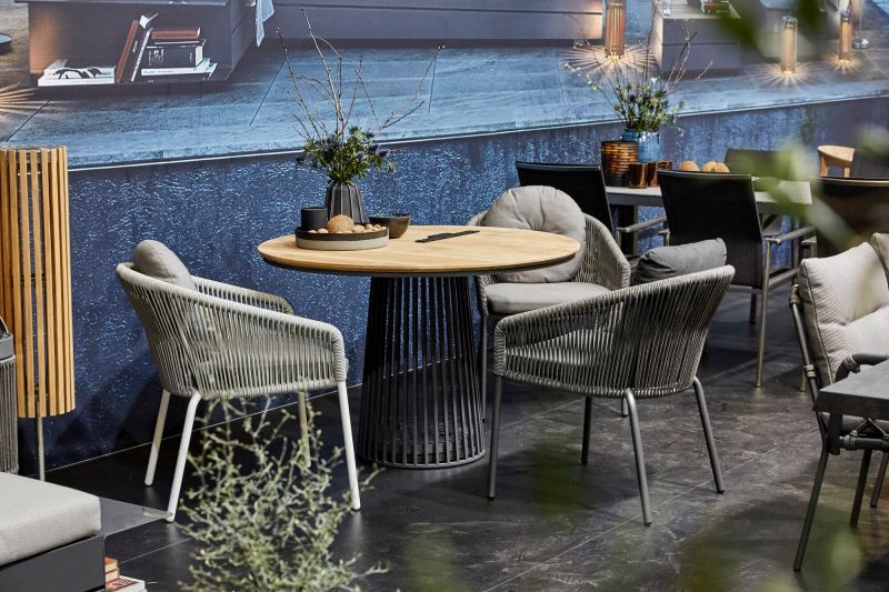 Table de repas design avec plateau en teck par Solpuri à Lyon