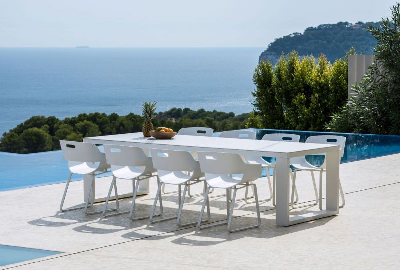 Table de repas en aluminium et plateau HPL collection Linate par Jati&Kebon à Nantes