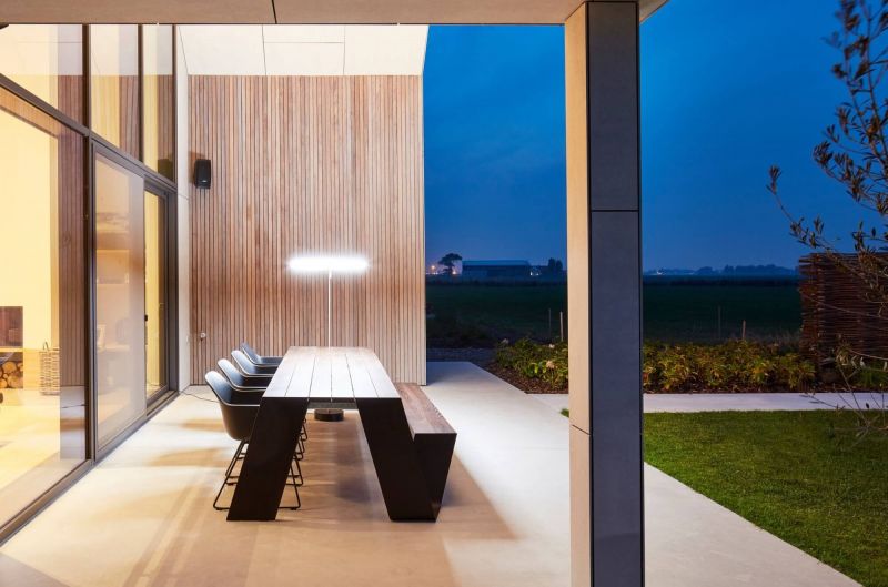 Table de repas design unique en aluminium thermolaqué et bois collection Hopper par Extremis